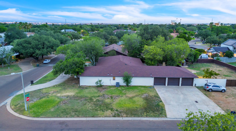 901 Crestview Dr, Laredo, Texas 78045-2014, 6 Bedrooms Bedrooms, 14 Rooms Rooms,6 BathroomsBathrooms,Residential,For Sale,901 Crestview Dr,20254584