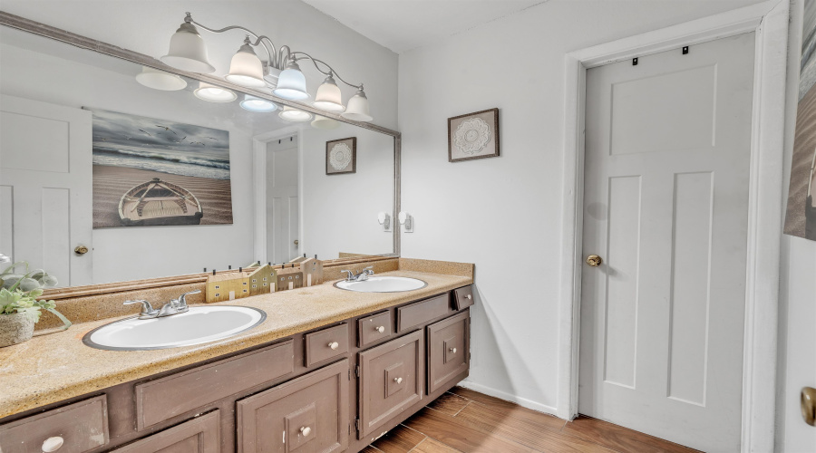 901 Crestview Dr, Laredo, Texas 78045-2014, 6 Bedrooms Bedrooms, 14 Rooms Rooms,6 BathroomsBathrooms,Residential,For Sale,901 Crestview Dr,20254584