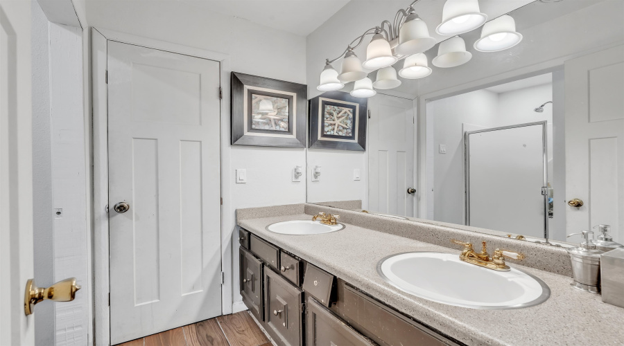 901 Crestview Dr, Laredo, Texas 78045-2014, 6 Bedrooms Bedrooms, 14 Rooms Rooms,6 BathroomsBathrooms,Residential,For Sale,901 Crestview Dr,20254584