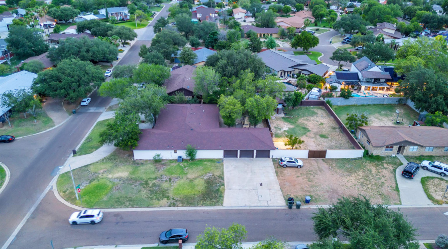 901 Crestview Dr, Laredo, Texas 78045-2014, 6 Bedrooms Bedrooms, 14 Rooms Rooms,6 BathroomsBathrooms,Residential,For Sale,901 Crestview Dr,20254584