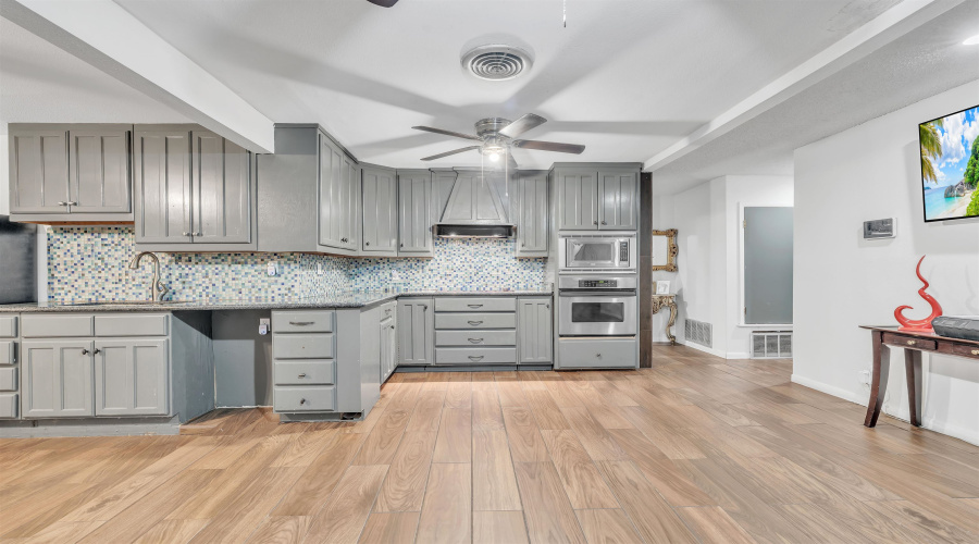 901 Crestview Dr, Laredo, Texas 78045-2014, 6 Bedrooms Bedrooms, 14 Rooms Rooms,6 BathroomsBathrooms,Residential,For Sale,901 Crestview Dr,20254584