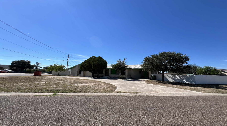 1003 Delmar St., Zapata, Texas 78076, 3 Bedrooms Bedrooms, 7 Rooms Rooms,2 BathroomsBathrooms,Residential,For Sale,1003 Delmar St.,20254615