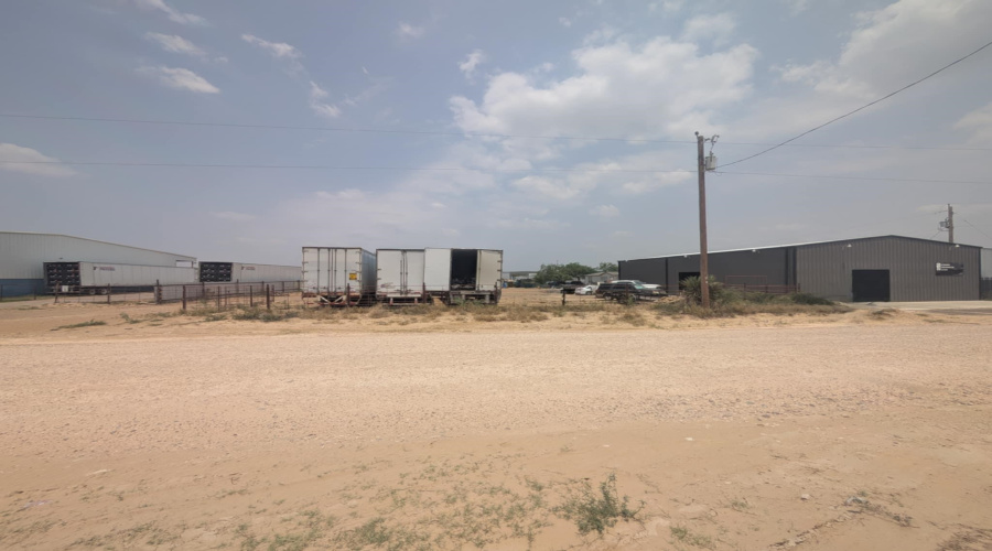 383 Appaloosa Rd, LAREDO, Texas 78045, 1 Bedroom Bedrooms, 51 Rooms Rooms,1 BathroomBathrooms,Commercial/industrial,For Rent,383 Appaloosa Rd,20254617