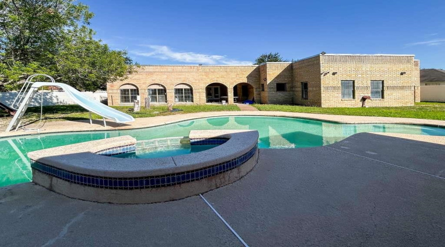 1046 Faldo Dr, Laredo, Texas 78045, 4 Bedrooms Bedrooms, 8 Rooms Rooms,3 BathroomsBathrooms,Residential,For Sale,1046 Faldo Dr,20254626
