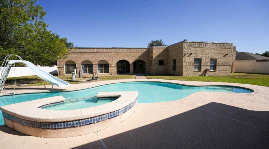 1046 Faldo Dr, Laredo, Texas 78045, 4 Bedrooms Bedrooms, 8 Rooms Rooms,3 BathroomsBathrooms,Residential,For Sale,1046 Faldo Dr,20254626