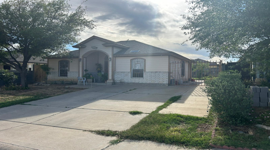 4758 Loma Vista Dr, Laredo, Texas 78046, 3 Bedrooms Bedrooms, 5 Rooms Rooms,3 BathroomsBathrooms,Residential,For Sale,4758 Loma Vista Dr,20251389