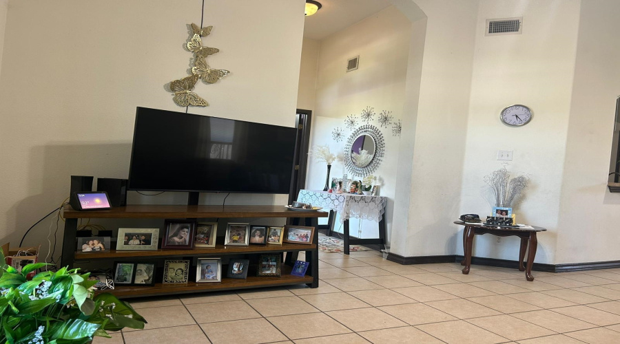 4758 Loma Vista Dr, Laredo, Texas 78046, 3 Bedrooms Bedrooms, 5 Rooms Rooms,3 BathroomsBathrooms,Residential,For Sale,4758 Loma Vista Dr,20251389