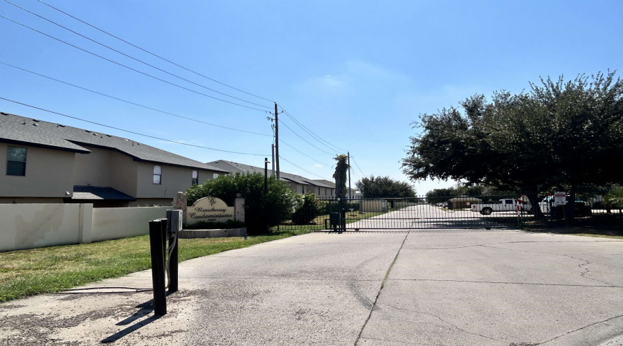 1000 Ranchway Dr, Laredo, Texas 78045, 3 Bedrooms Bedrooms, 4 Rooms Rooms,3 BathroomsBathrooms,Residential,For Sale,1000 Ranchway Dr,20254631