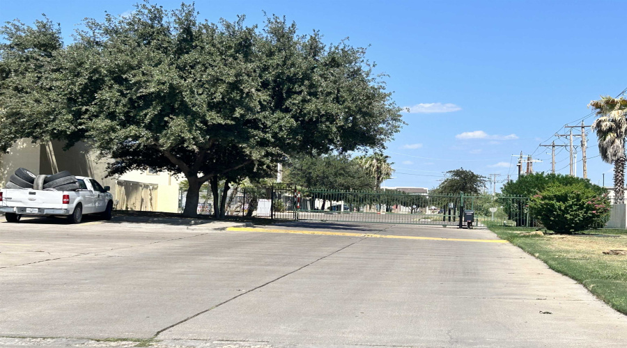 1000 Ranchway Dr, Laredo, Texas 78045, 3 Bedrooms Bedrooms, 4 Rooms Rooms,3 BathroomsBathrooms,Residential,For Sale,1000 Ranchway Dr,20254631