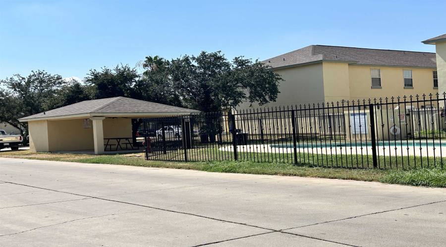 1000 Ranchway Dr, Laredo, Texas 78045, 3 Bedrooms Bedrooms, 4 Rooms Rooms,3 BathroomsBathrooms,Residential,For Sale,1000 Ranchway Dr,20254631