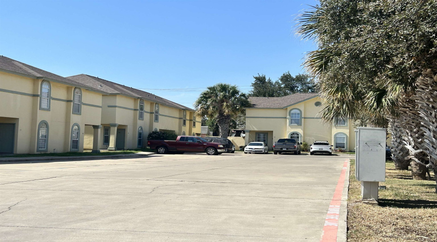 1000 Ranchway Dr, Laredo, Texas 78045, 3 Bedrooms Bedrooms, 4 Rooms Rooms,3 BathroomsBathrooms,Residential,For Sale,1000 Ranchway Dr,20254631