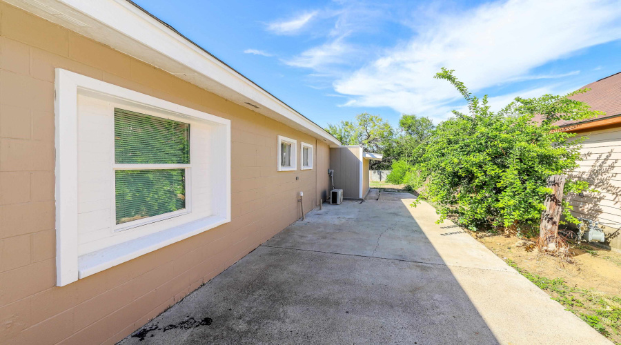 904 E Montgomery St, LARED0, Texas 78040, 4 Bedrooms Bedrooms, 7 Rooms Rooms,2 BathroomsBathrooms,Residential,For Sale,904 E Montgomery St,20254633