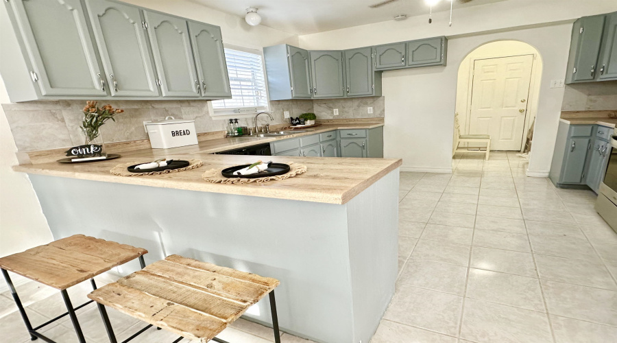 142 Salamanca Ave, LAREDO, Texas 78046-8406, 3 Bedrooms Bedrooms, 6 Rooms Rooms,2 BathroomsBathrooms,Residential,For Sale,142 Salamanca Ave,20254641