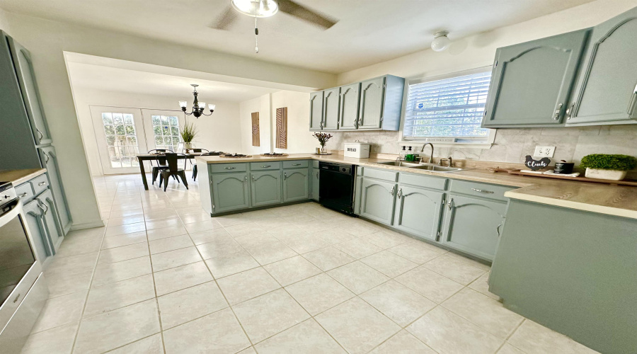 142 Salamanca Ave, LAREDO, Texas 78046-8406, 3 Bedrooms Bedrooms, 6 Rooms Rooms,2 BathroomsBathrooms,Residential,For Sale,142 Salamanca Ave,20254641