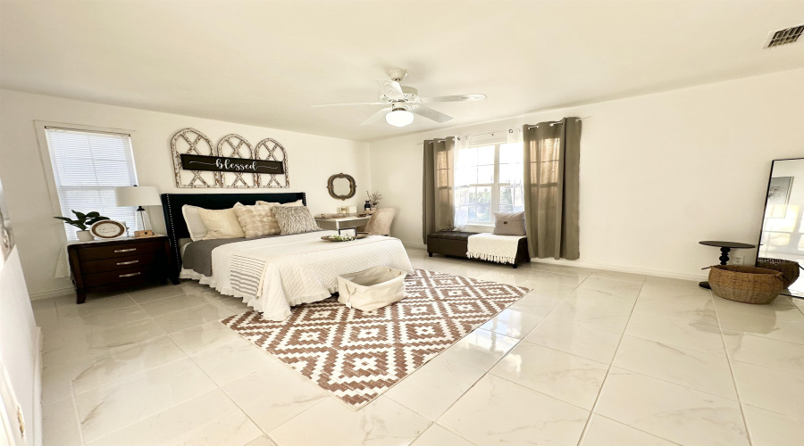 142 Salamanca Ave, LAREDO, Texas 78046-8406, 3 Bedrooms Bedrooms, 6 Rooms Rooms,2 BathroomsBathrooms,Residential,For Sale,142 Salamanca Ave,20254641