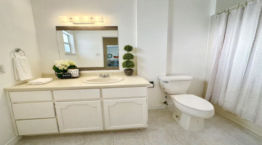 142 Salamanca Ave, LAREDO, Texas 78046-8406, 3 Bedrooms Bedrooms, 6 Rooms Rooms,2 BathroomsBathrooms,Residential,For Sale,142 Salamanca Ave,20254641