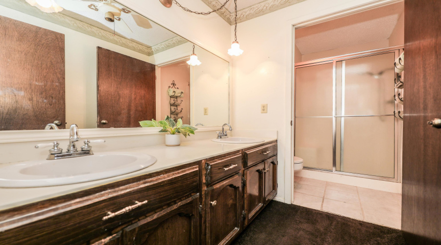 203 S Fenwick Dr, LAREDO, Texas 78041, 5 Bedrooms Bedrooms, 8 Rooms Rooms,3 BathroomsBathrooms,Residential,For Sale,203 S Fenwick Dr,20254648