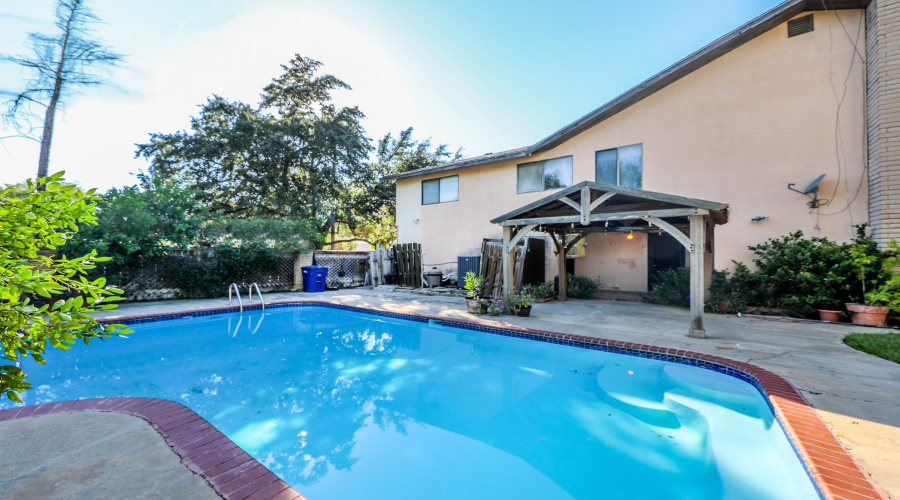 203 S Fenwick Dr, LAREDO, Texas 78041, 5 Bedrooms Bedrooms, 8 Rooms Rooms,3 BathroomsBathrooms,Residential,For Sale,203 S Fenwick Dr,20254648