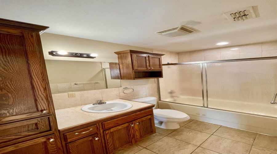 2704 San Agustin Ave, Laredo, Texas 78040, 2 Bedrooms Bedrooms, 4 Rooms Rooms,2 BathroomsBathrooms,Residential,For Rent,2704 San Agustin Ave,20254656