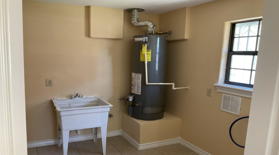 224 S Espana Dr., Laredo, Texas 78043, 3 Bedrooms Bedrooms, 6 Rooms Rooms,2 BathroomsBathrooms,Residential,For Sale,224 S Espana Dr.,20254657