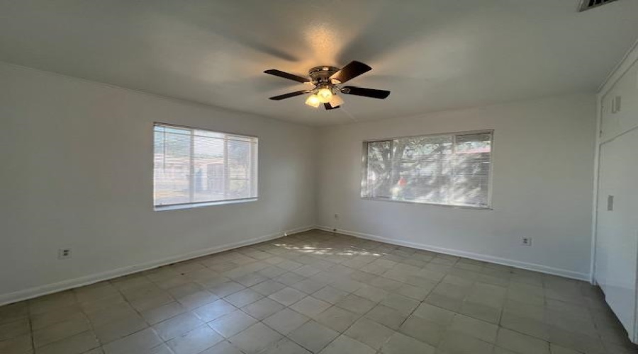 1615 Musser St, Laredo, Texas 78043, 3 Bedrooms Bedrooms, 6 Rooms Rooms,2 BathroomsBathrooms,Residential,For Rent,1615 Musser St,20254671