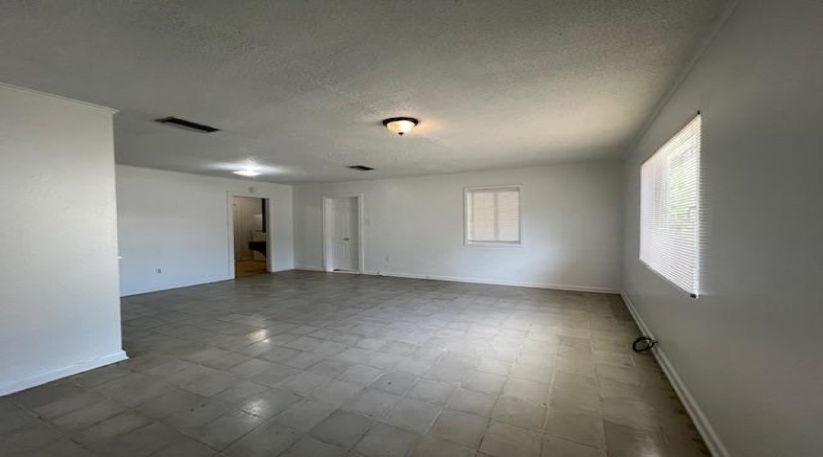 1615 Musser St, Laredo, Texas 78043, 3 Bedrooms Bedrooms, 6 Rooms Rooms,2 BathroomsBathrooms,Residential,For Rent,1615 Musser St,20254671