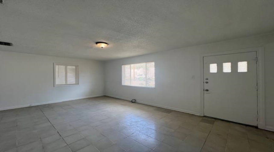 1615 Musser St, Laredo, Texas 78043, 3 Bedrooms Bedrooms, 6 Rooms Rooms,2 BathroomsBathrooms,Residential,For Rent,1615 Musser St,20254671