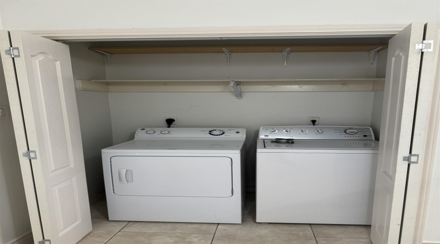 9810 Spindrift Dr, Laredo, Texas 78045, 4 Bedrooms Bedrooms, 7 Rooms Rooms,3 BathroomsBathrooms,Residential,For Sale,9810 Spindrift Dr,20254672