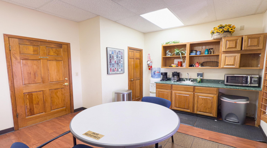 107 Calle Del Norte, Laredo, Texas 78041, 6 Rooms Rooms,2 BathroomsBathrooms,Commercial retail/office,For Rent,107 Calle Del Norte,20254683