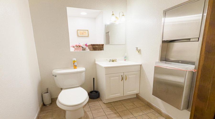 107 Calle Del Norte, Laredo, Texas 78041, 6 Rooms Rooms,2 BathroomsBathrooms,Commercial retail/office,For Rent,107 Calle Del Norte,20254683