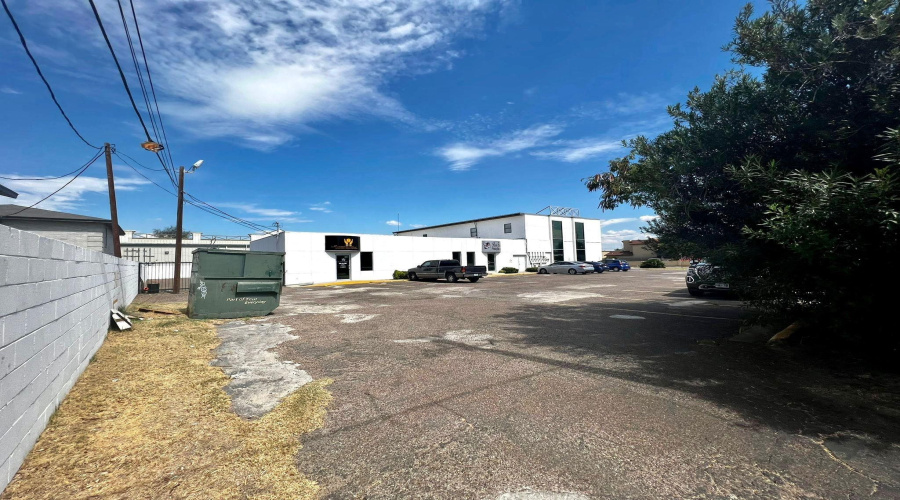 102 E Calton Rd, Laredo, Texas 78041, 6 Rooms Rooms,4 BathroomsBathrooms,Commercial retail/office,For Rent,102 E Calton Rd,20254684