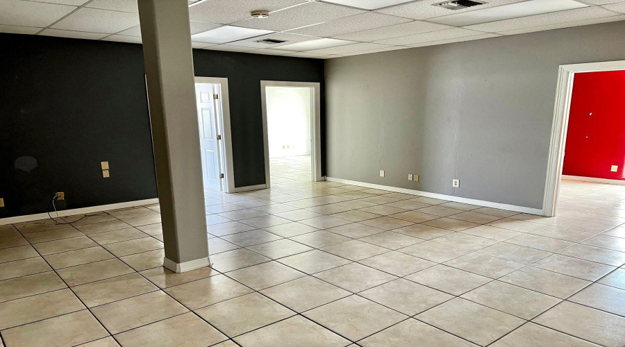 102 E Calton Rd, Laredo, Texas 78041, 6 Rooms Rooms,4 BathroomsBathrooms,Commercial retail/office,For Rent,102 E Calton Rd,20254684