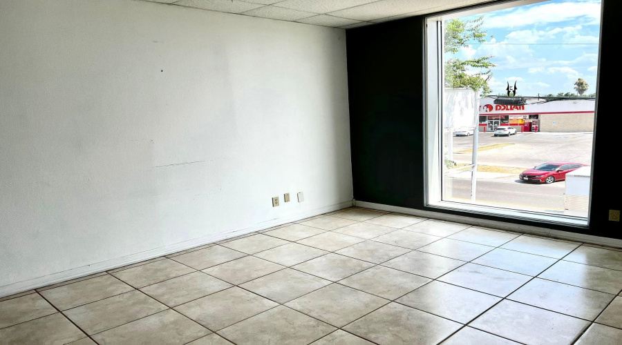 102 E Calton Rd, Laredo, Texas 78041, 6 Rooms Rooms,4 BathroomsBathrooms,Commercial retail/office,For Rent,102 E Calton Rd,20254684