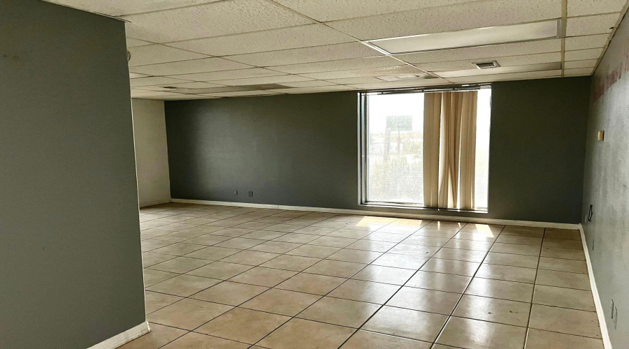 102 E Calton Rd, Laredo, Texas 78041, 6 Rooms Rooms,4 BathroomsBathrooms,Commercial retail/office,For Rent,102 E Calton Rd,20254684
