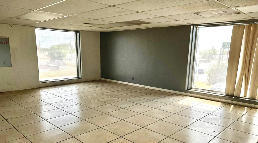 102 E Calton Rd, Laredo, Texas 78041, 6 Rooms Rooms,4 BathroomsBathrooms,Commercial retail/office,For Rent,102 E Calton Rd,20254684