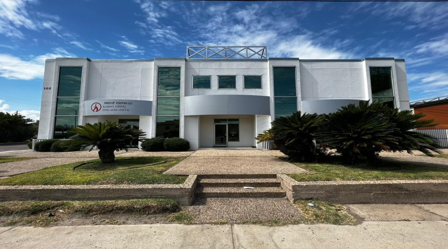 102 E Calton Rd, Laredo, Texas 78041, 6 Rooms Rooms,4 BathroomsBathrooms,Commercial retail/office,For Rent,102 E Calton Rd,20254684