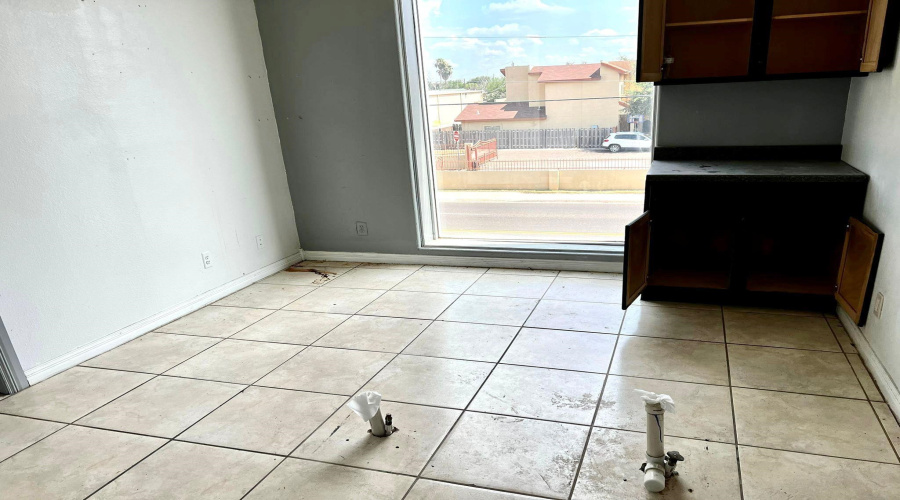 102 E Calton Rd, Laredo, Texas 78041, 6 Rooms Rooms,4 BathroomsBathrooms,Commercial retail/office,For Rent,102 E Calton Rd,20254684