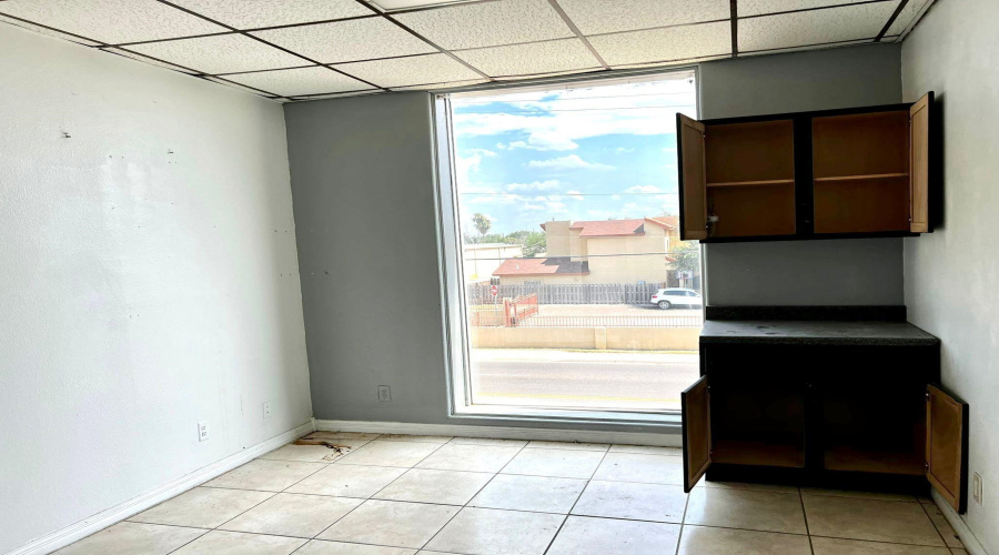 102 E Calton Rd, Laredo, Texas 78041, 6 Rooms Rooms,4 BathroomsBathrooms,Commercial retail/office,For Rent,102 E Calton Rd,20254684