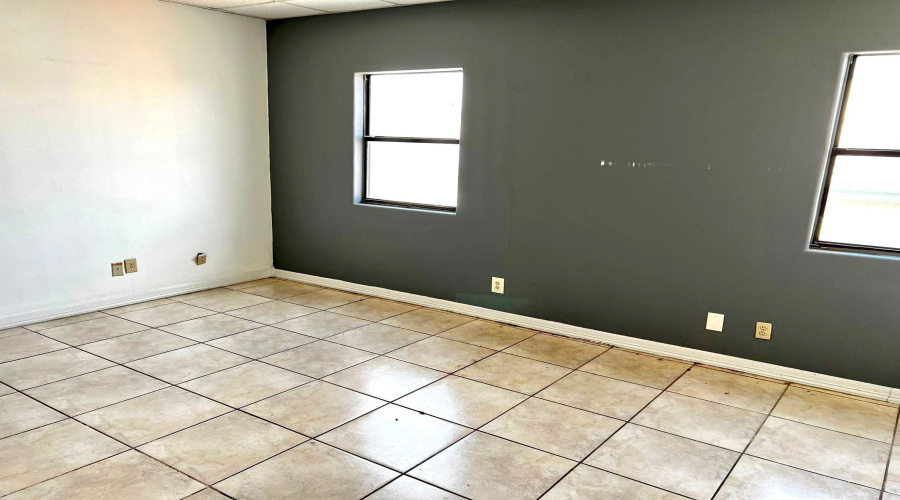 102 E Calton Rd, Laredo, Texas 78041, 6 Rooms Rooms,4 BathroomsBathrooms,Commercial retail/office,For Rent,102 E Calton Rd,20254684