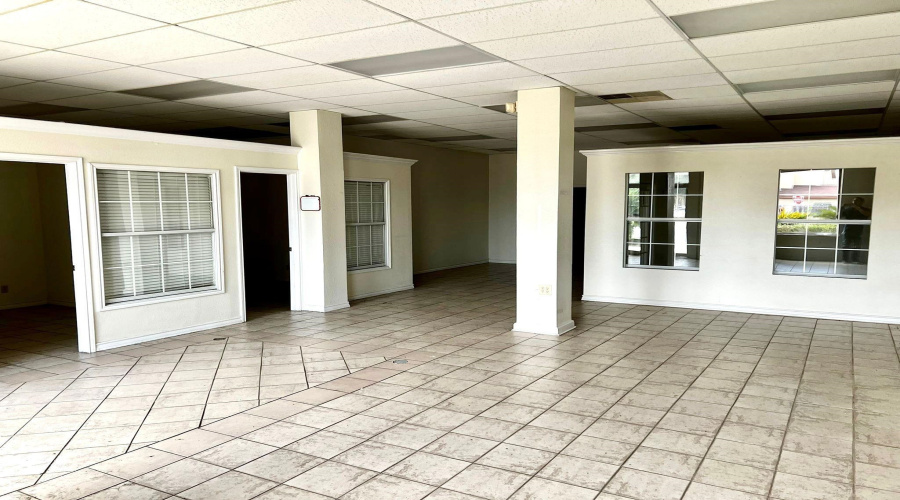 102 E Calton Rd, Laredo, Texas 78041, 6 Rooms Rooms,4 BathroomsBathrooms,Commercial retail/office,For Rent,102 E Calton Rd,20254684