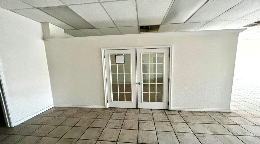 102 E Calton Rd, Laredo, Texas 78041, 6 Rooms Rooms,4 BathroomsBathrooms,Commercial retail/office,For Rent,102 E Calton Rd,20254684