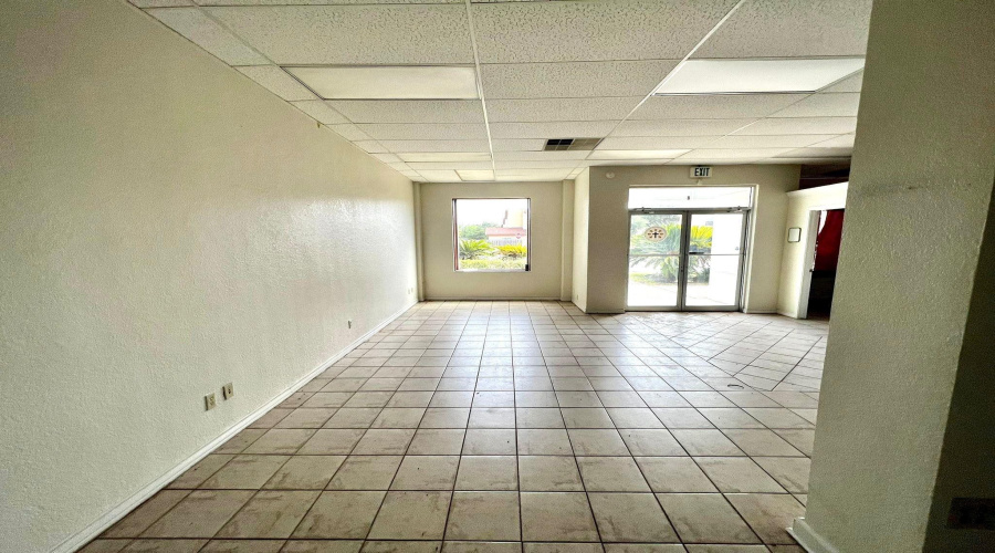 102 E Calton Rd, Laredo, Texas 78041, 6 Rooms Rooms,4 BathroomsBathrooms,Commercial retail/office,For Rent,102 E Calton Rd,20254684