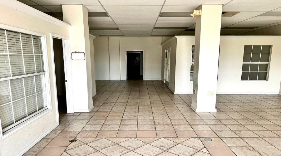 102 E Calton Rd, Laredo, Texas 78041, 6 Rooms Rooms,4 BathroomsBathrooms,Commercial retail/office,For Rent,102 E Calton Rd,20254684