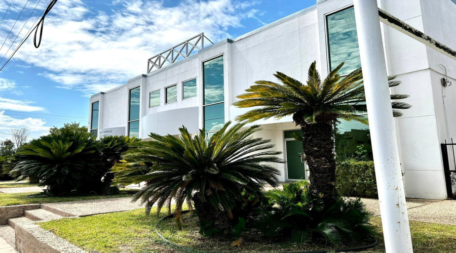 102 E Calton Rd, Laredo, Texas 78041, 6 Rooms Rooms,4 BathroomsBathrooms,Commercial retail/office,For Rent,102 E Calton Rd,20254684