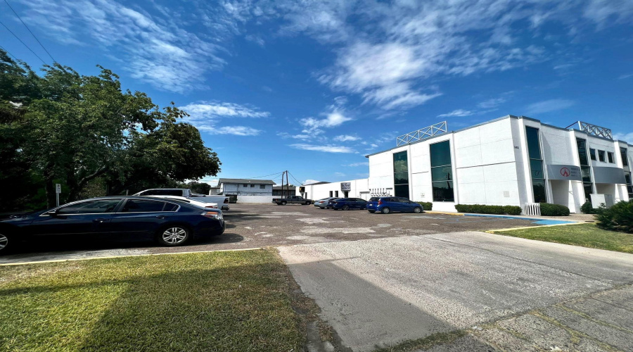 102 E Calton Rd, Laredo, Texas 78041, 6 Rooms Rooms,4 BathroomsBathrooms,Commercial retail/office,For Rent,102 E Calton Rd,20254684