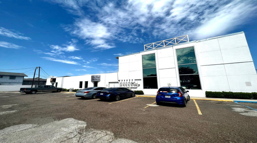 102 E Calton Rd, Laredo, Texas 78041, 6 Rooms Rooms,4 BathroomsBathrooms,Commercial retail/office,For Rent,102 E Calton Rd,20254684