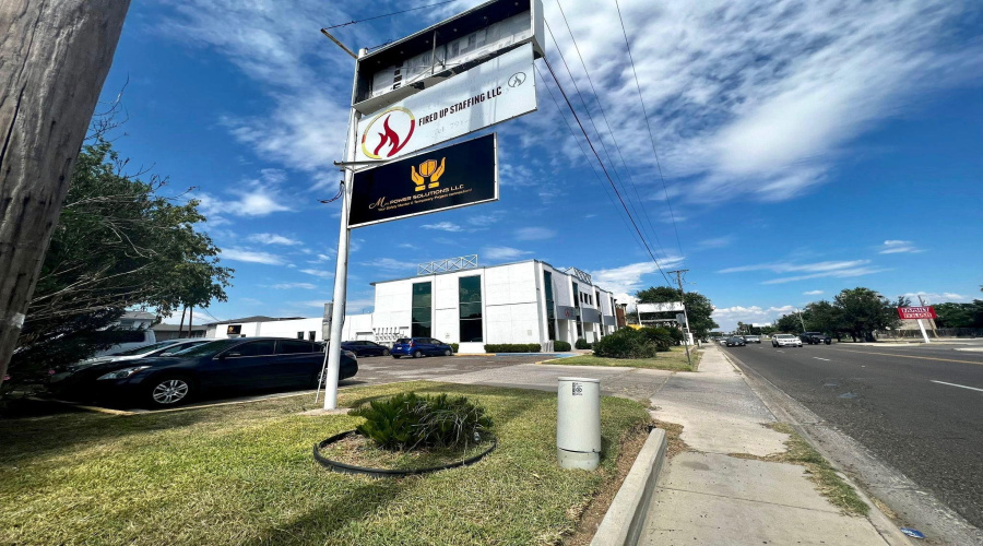 102 E Calton Rd, Laredo, Texas 78041, 6 Rooms Rooms,4 BathroomsBathrooms,Commercial retail/office,For Rent,102 E Calton Rd,20254684