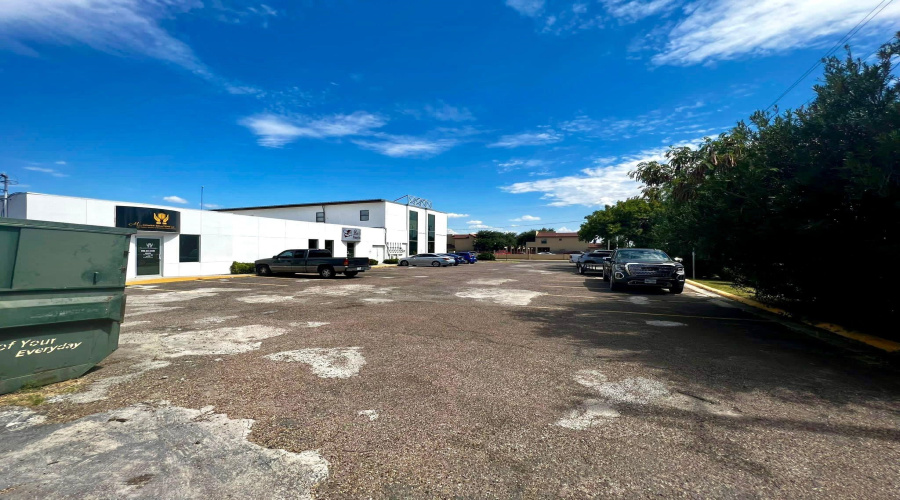 102 E Calton Rd, Laredo, Texas 78041, 6 Rooms Rooms,4 BathroomsBathrooms,Commercial retail/office,For Rent,102 E Calton Rd,20254684