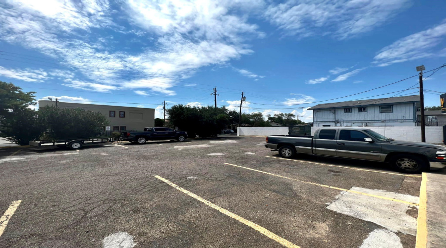 102 E Calton Rd, Laredo, Texas 78041, 6 Rooms Rooms,4 BathroomsBathrooms,Commercial retail/office,For Rent,102 E Calton Rd,20254684