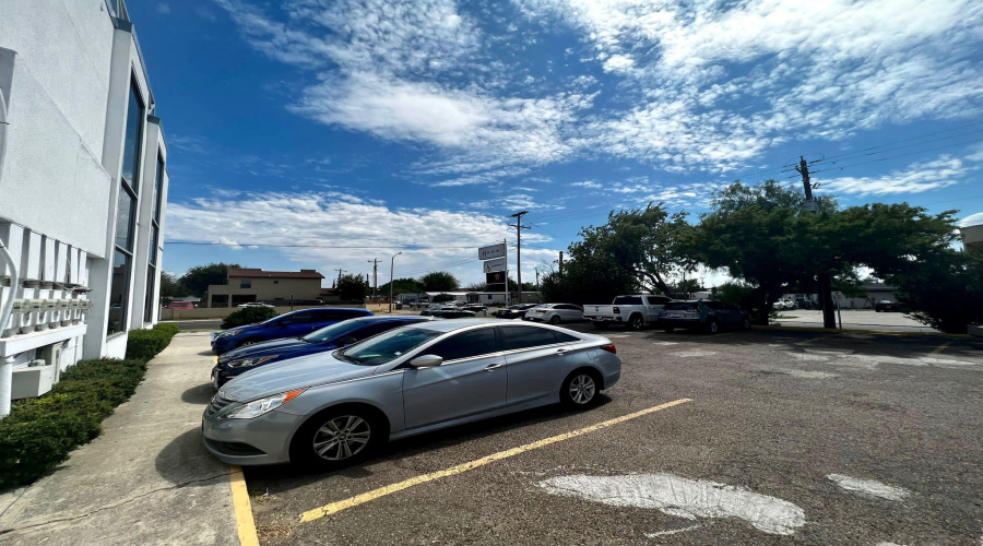 102 E Calton Rd, Laredo, Texas 78041, 6 Rooms Rooms,4 BathroomsBathrooms,Commercial retail/office,For Rent,102 E Calton Rd,20254684